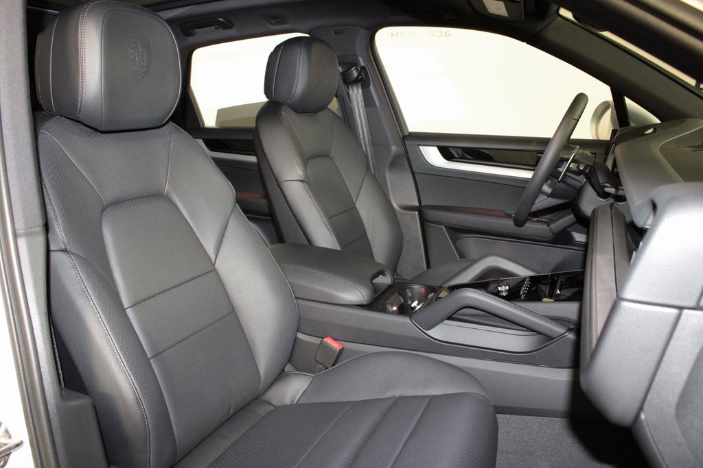 Used 2025 Porsche Cayenne image 36