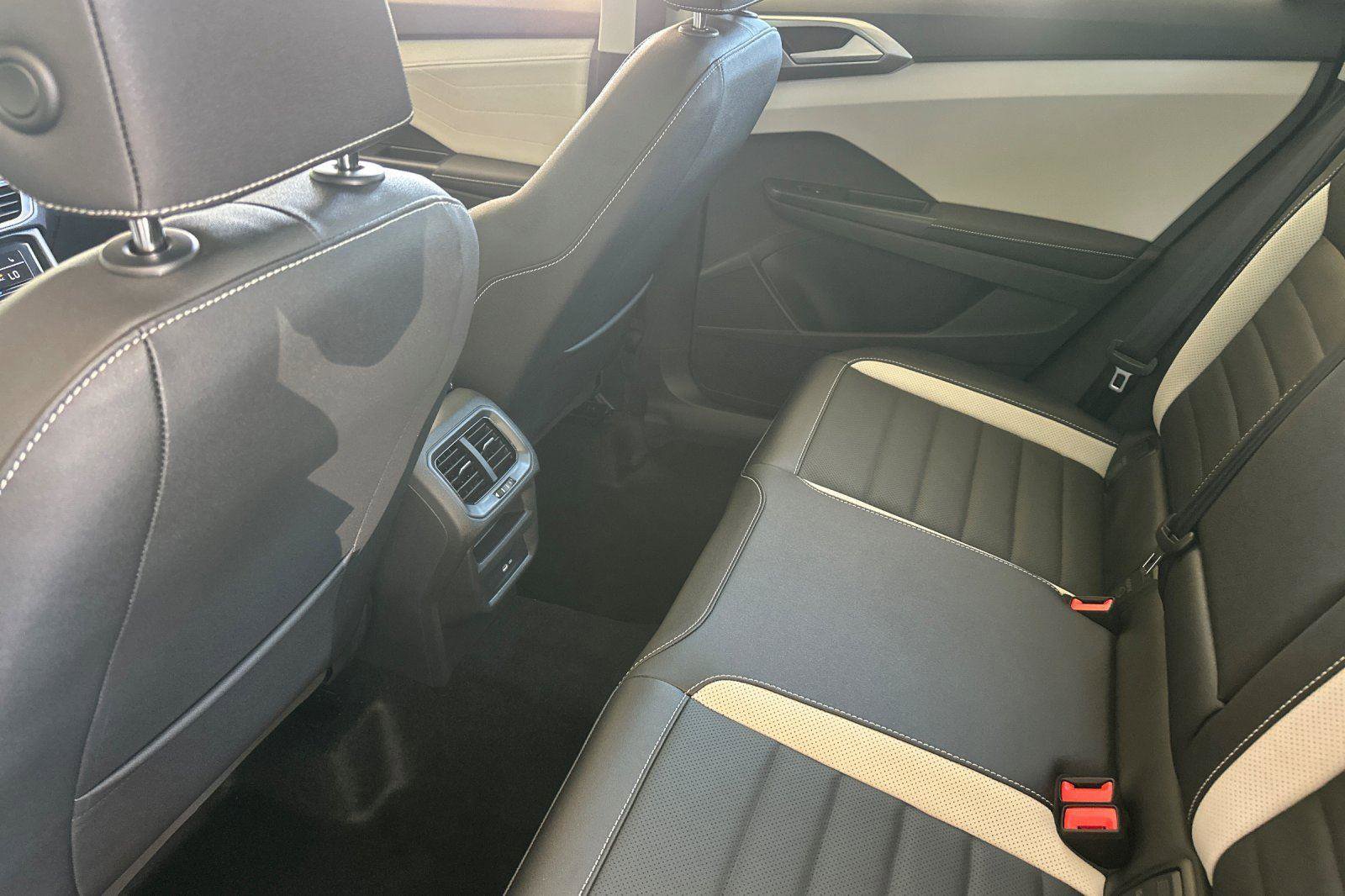 New 2025 Volkswagen Taos SEL image 11