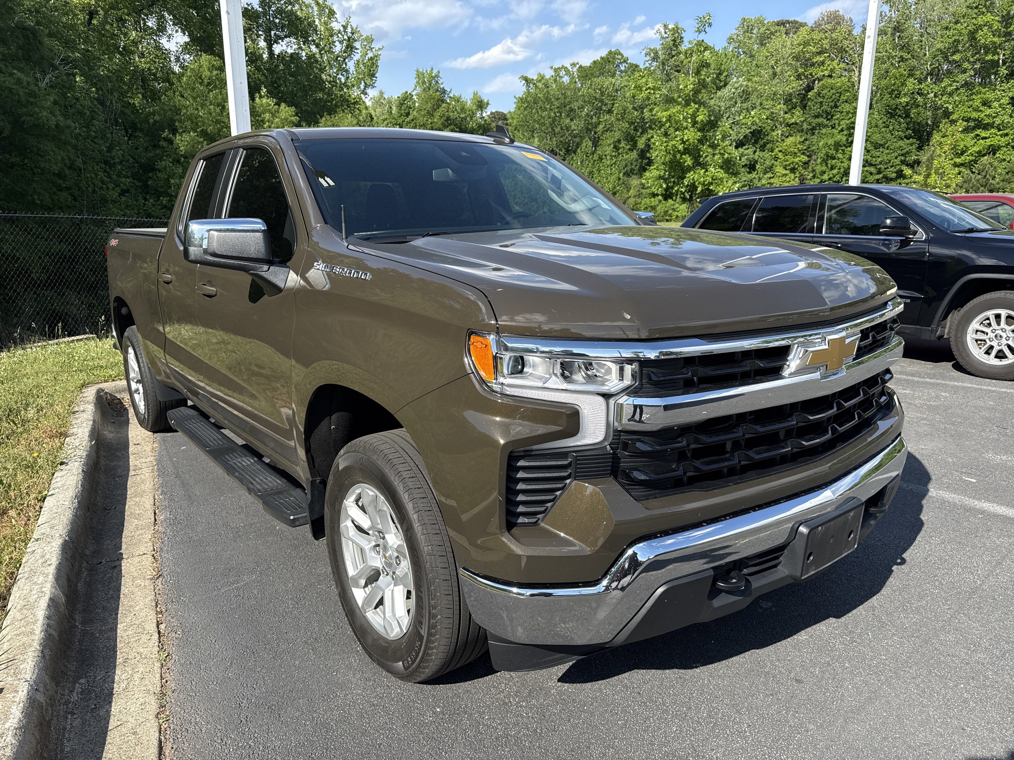 Used 2023 Chevrolet Silverado 1500 LT w/ Convenience Package II AWD/4WD image 35