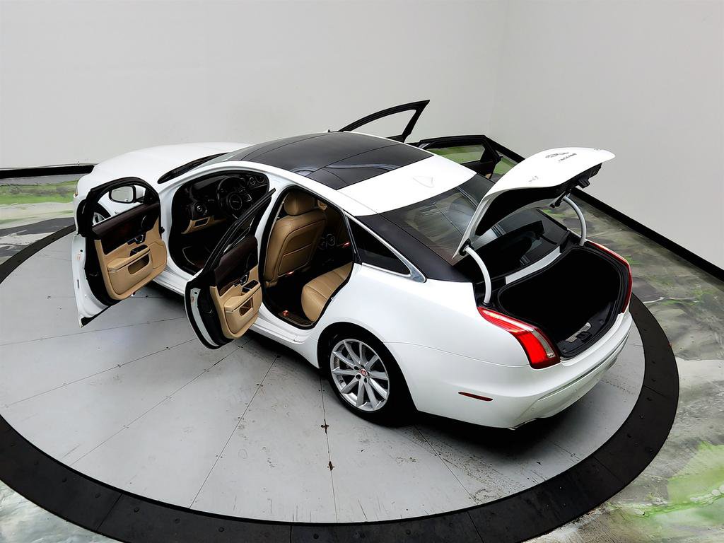 Used 2015 Jaguar XJ image 40