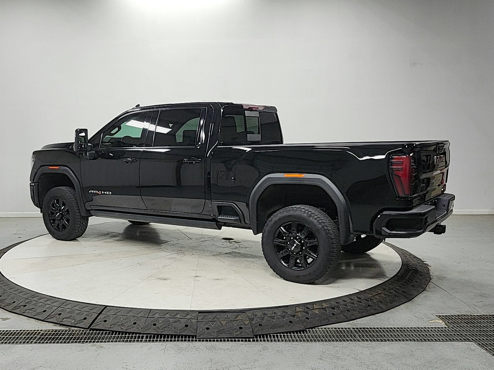 Used 2024 GMC Sierra 2500 AT4 w/ AT4 Premium Plus Package AWD/4WD image 5