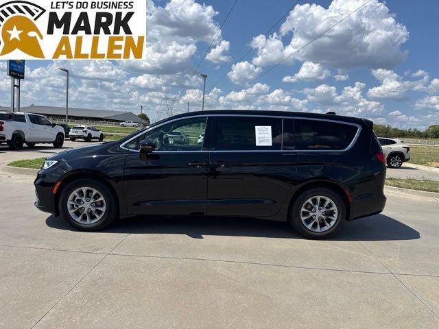 Used 2026 Chrysler Pacifica Limited FWD image 3