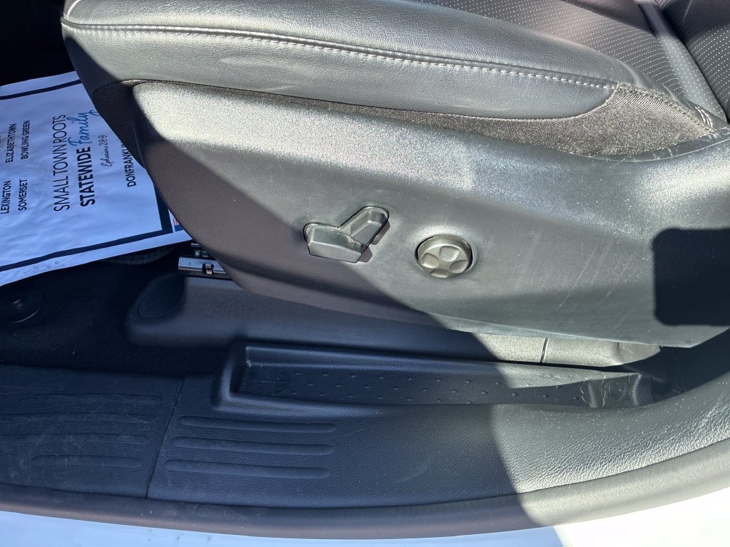 Used 2025 Chrysler Pacifica Select FWD image 12