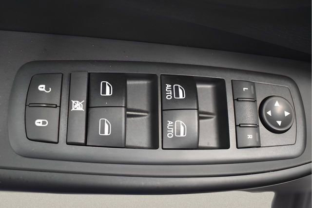 Used 2019 Jeep Cherokee Trailhawk AWD/4WD image 21