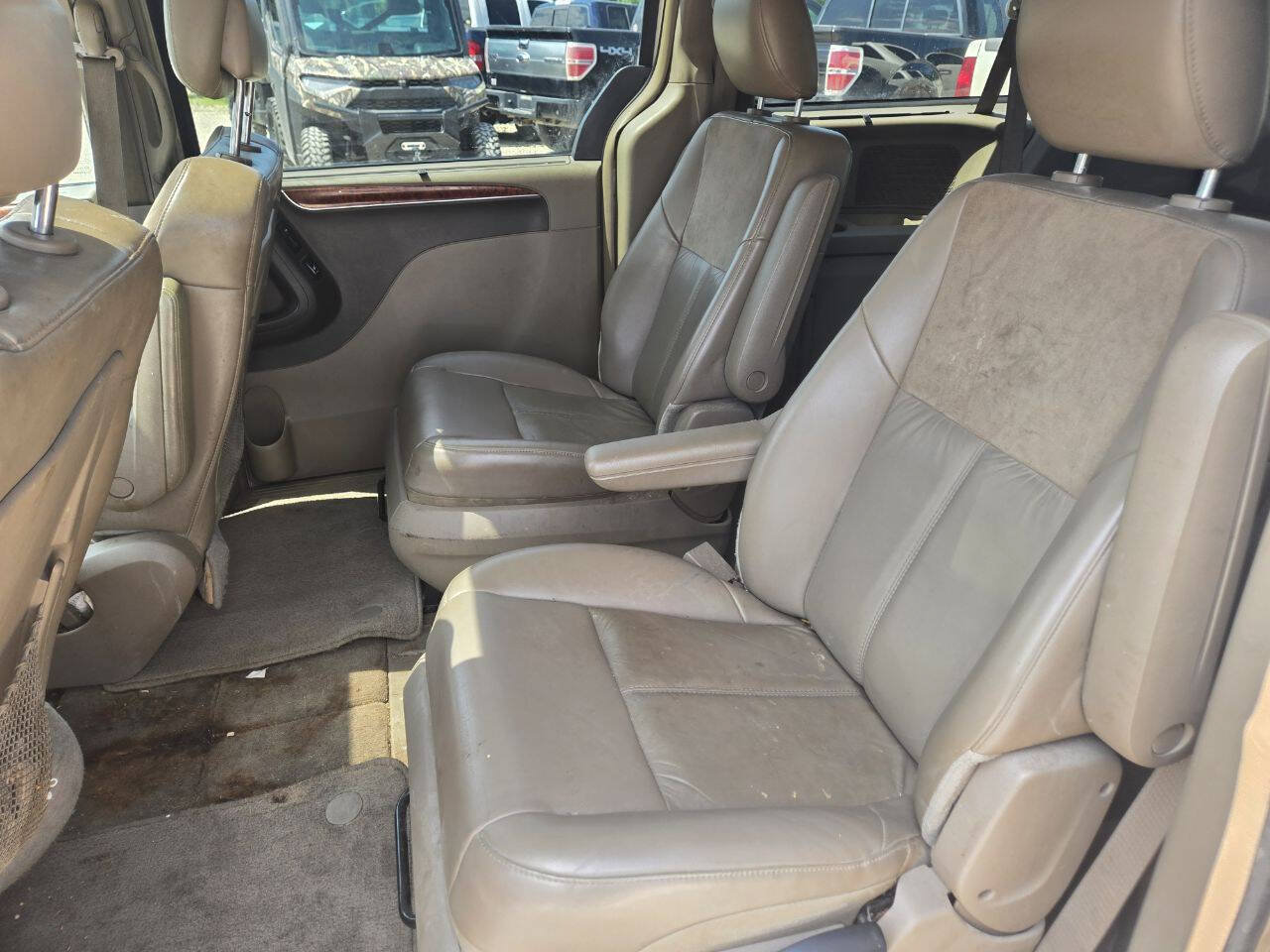 Used 2015 Chrysler Town & Country Limited Platinum FWD image 9