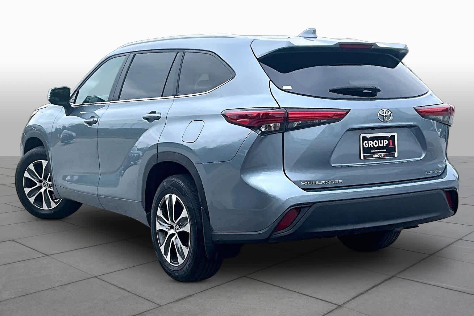 Used 2023 Toyota Highlander XLE AWD/4WD image 12