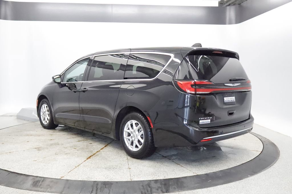 Certified 2023 Chrysler Pacifica Touring-L FWD image 3