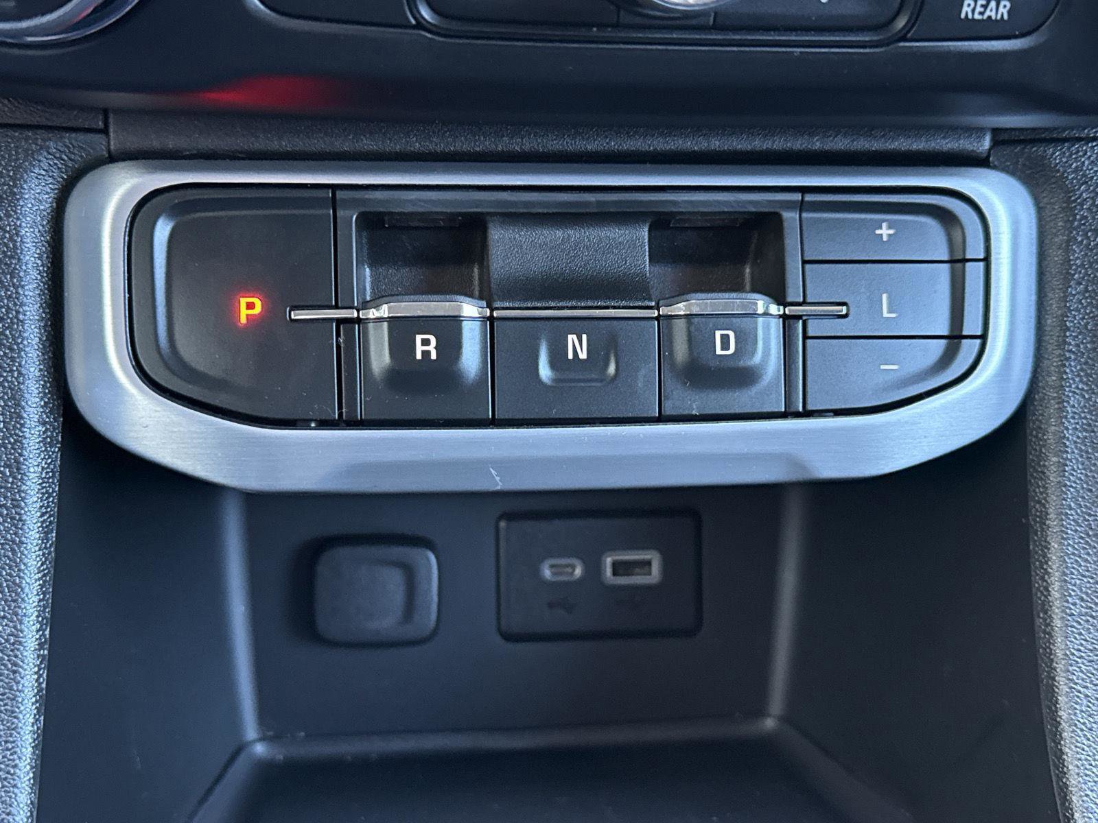 Used 2023 GMC Acadia SLE w/ Driver Convenience Package image 18