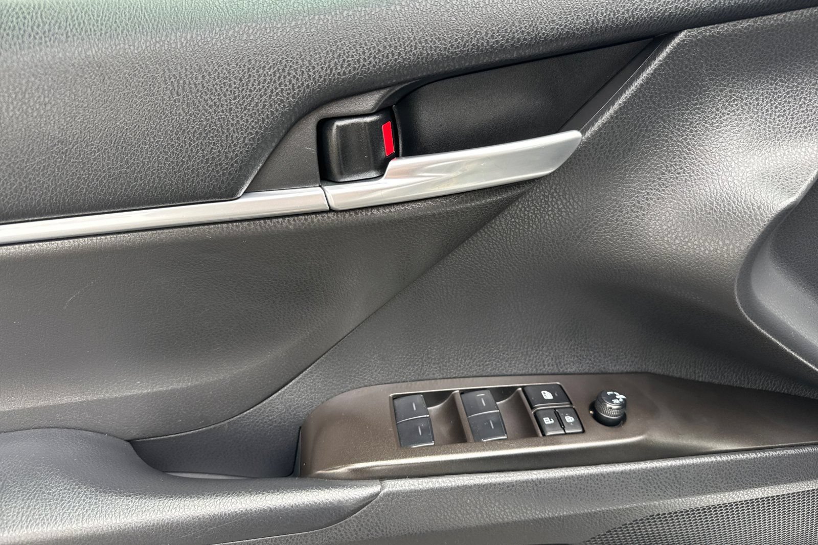 Used 2023 Toyota Camry SE FWD image 12