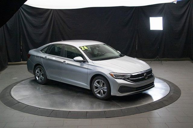 Used 2024 Volkswagen Jetta SE image 2