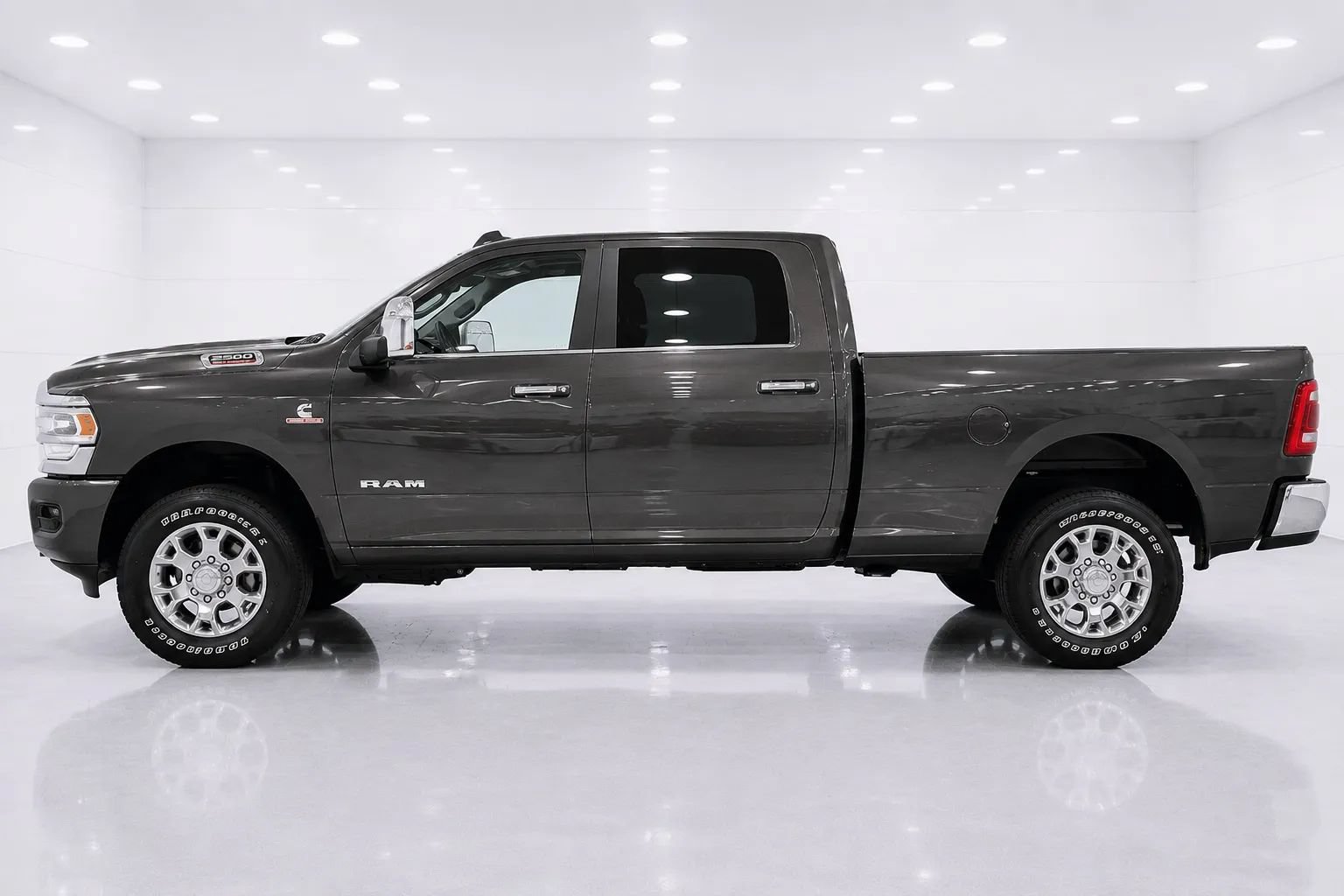 Used 2024 RAM 2500 Laramie AWD/4WD image 2