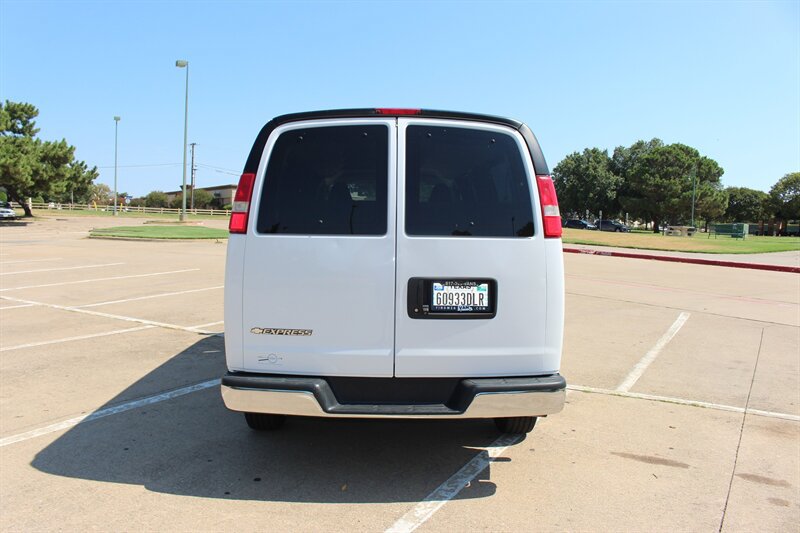 Used 2020 Chevrolet Express 3500 LT w/ LT Preferred Equipment Group RWD image 4
