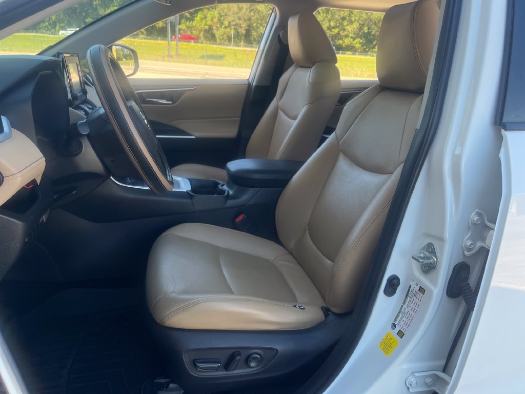 Used 2019 Toyota RAV4 XLE w/ Convenience Package FWD image 10