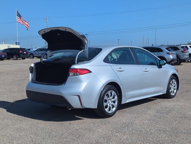 Used 2026 Toyota Corolla LE FWD image 5
