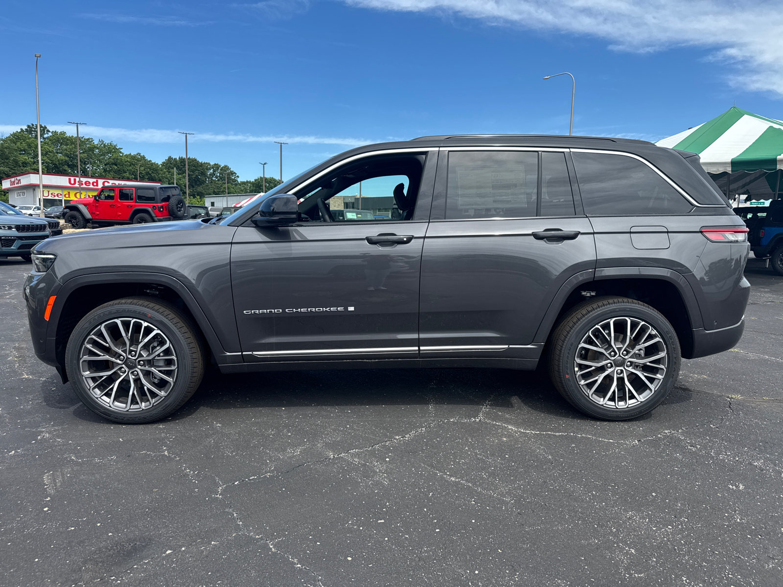 New 2026 Jeep Grand Cherokee Summit w/ Adv Protech Group IV AWD/4WD image 3