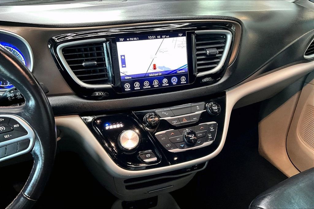 Used 2017 Chrysler Pacifica Touring-L image 9