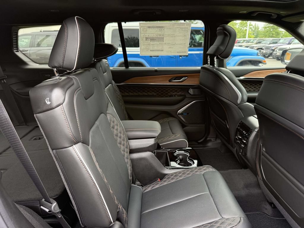 New 2026 Jeep Grand Cherokee L Summit w/ Obsidian Package AWD/4WD image 16