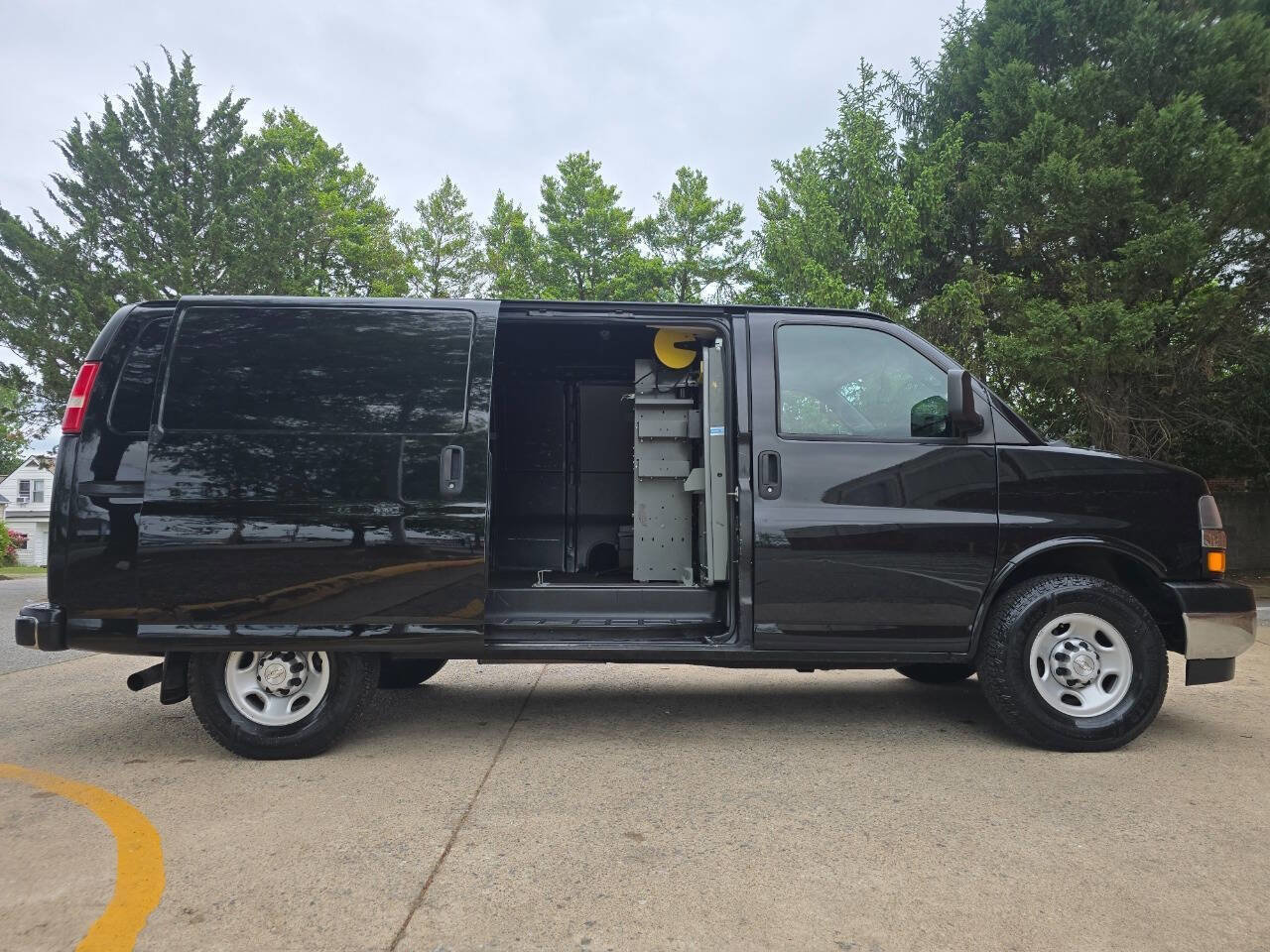 Used 2018 Chevrolet Express 2500 w/ Driver Convenience Package RWD image 3