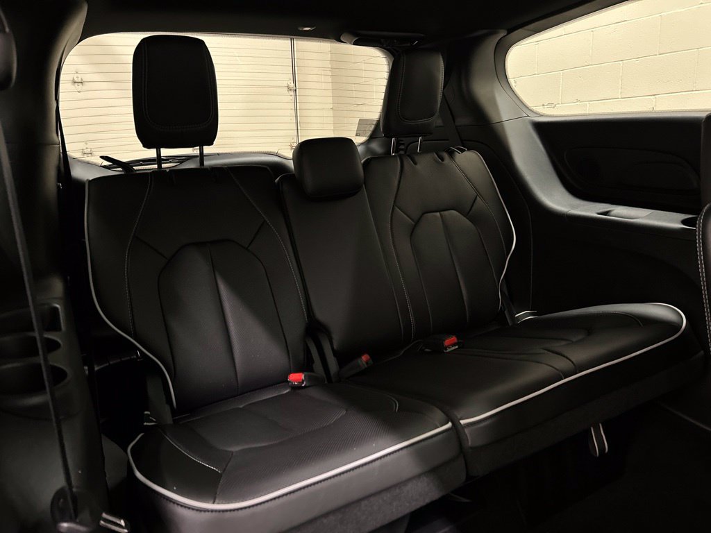 New 2027 Chrysler Pacifica Limited FWD image 12