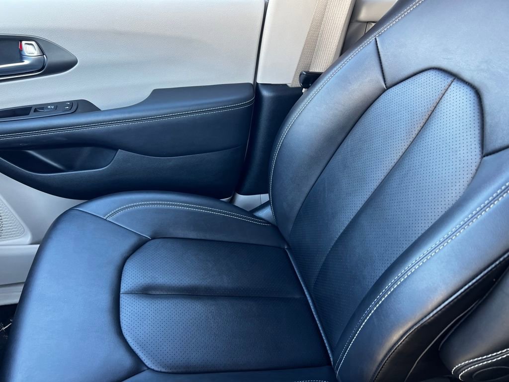 Used 2024 Chrysler Pacifica Touring-L image 36