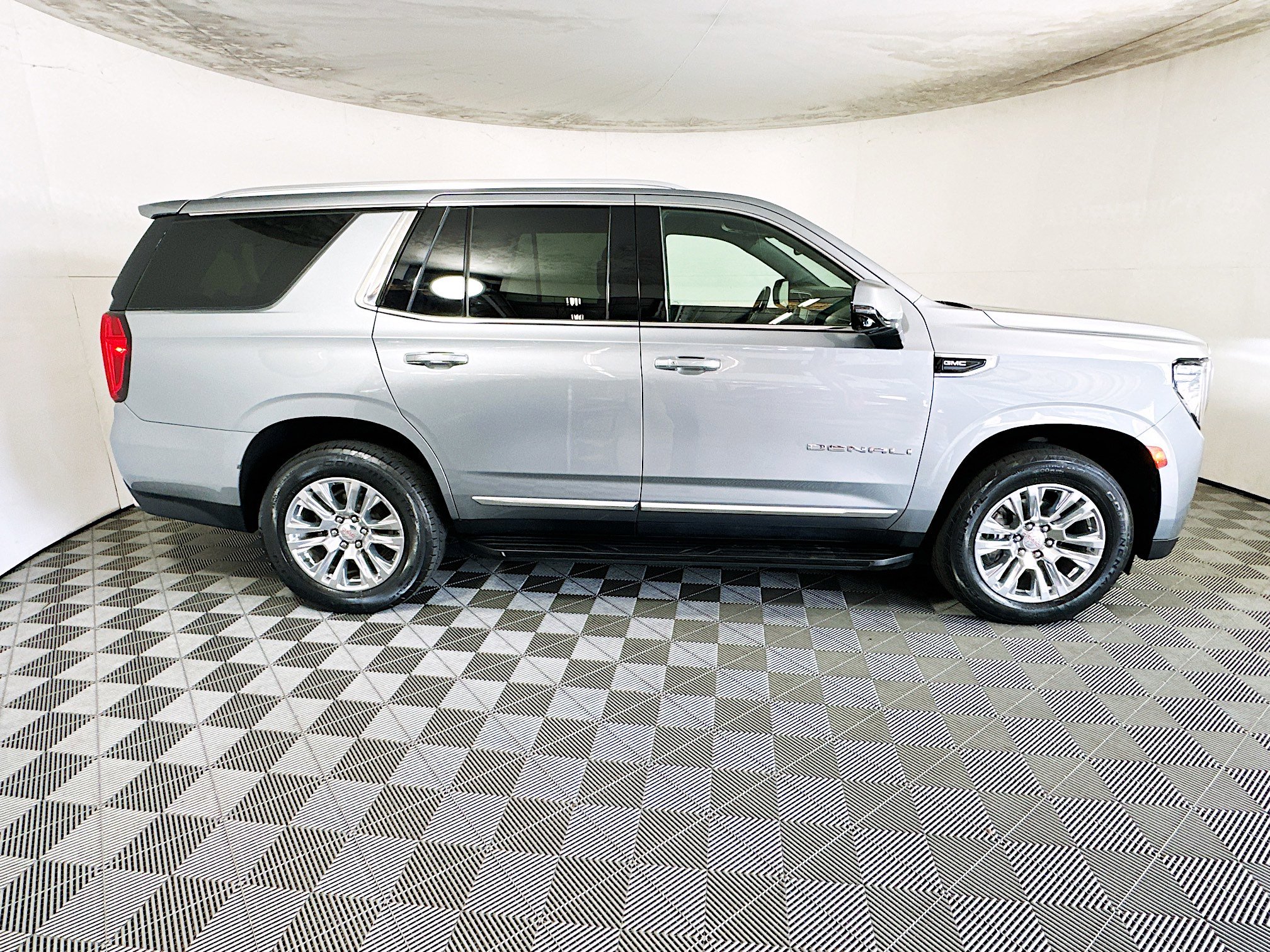 Used 2023 GMC Yukon Denali RWD image 2