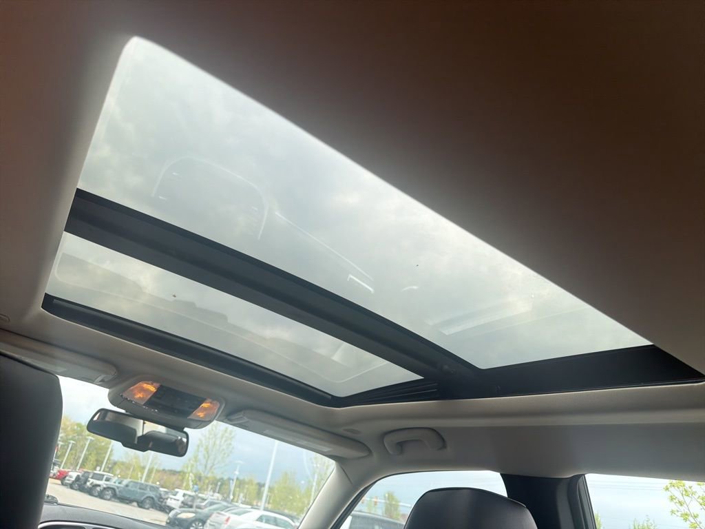 Used 2023 Chrysler 300 Touring L w/ Popular Equipment Group image 10