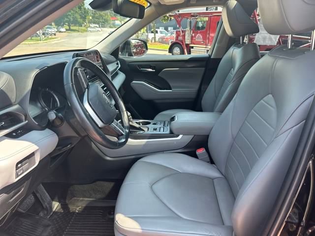 Used 2022 Toyota Highlander XLE image 9