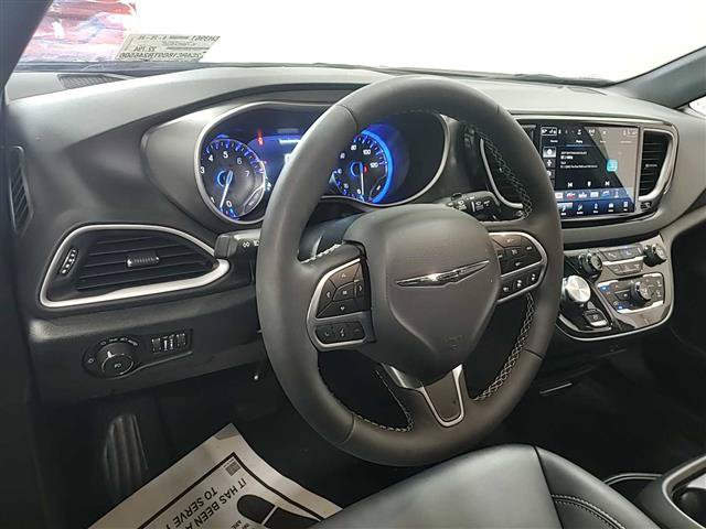 Used 2026 Chrysler Pacifica Select FWD image 10