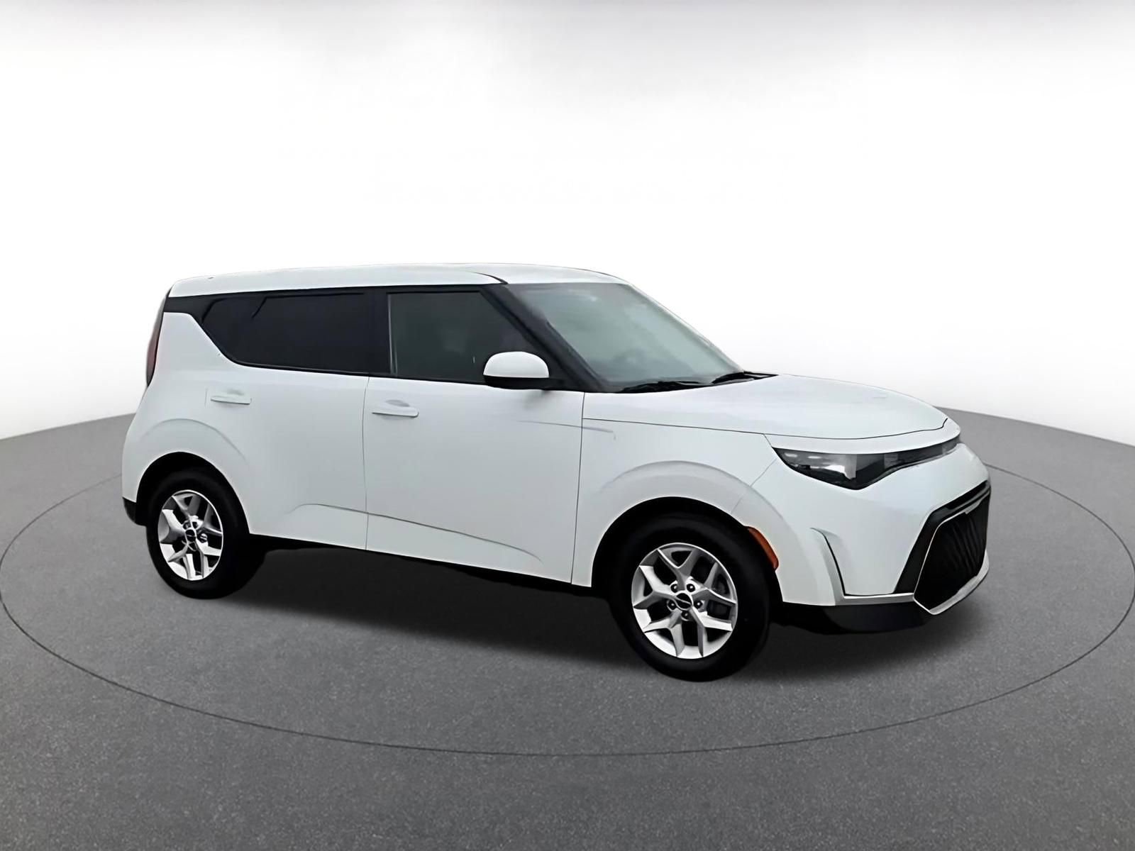 Used 2025 Kia Soul LX w/ LX Technology Package FWD image 2