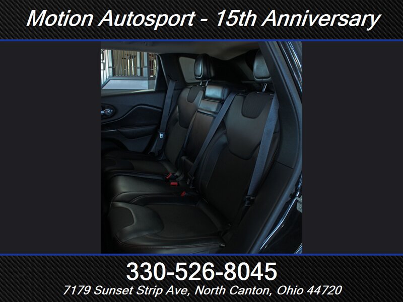 Used 2016 Jeep Cherokee Trailhawk AWD/4WD image 30