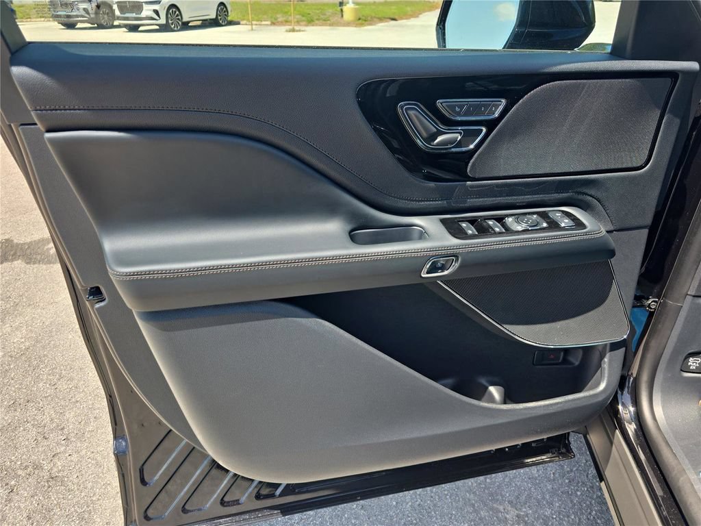 New 2026 Lincoln Aviator 2WD image 13