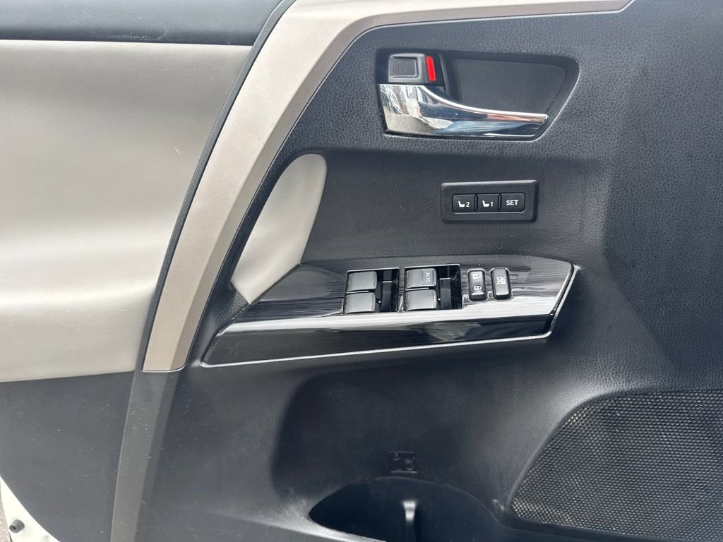 Used 2018 Toyota RAV4 Limited image 12