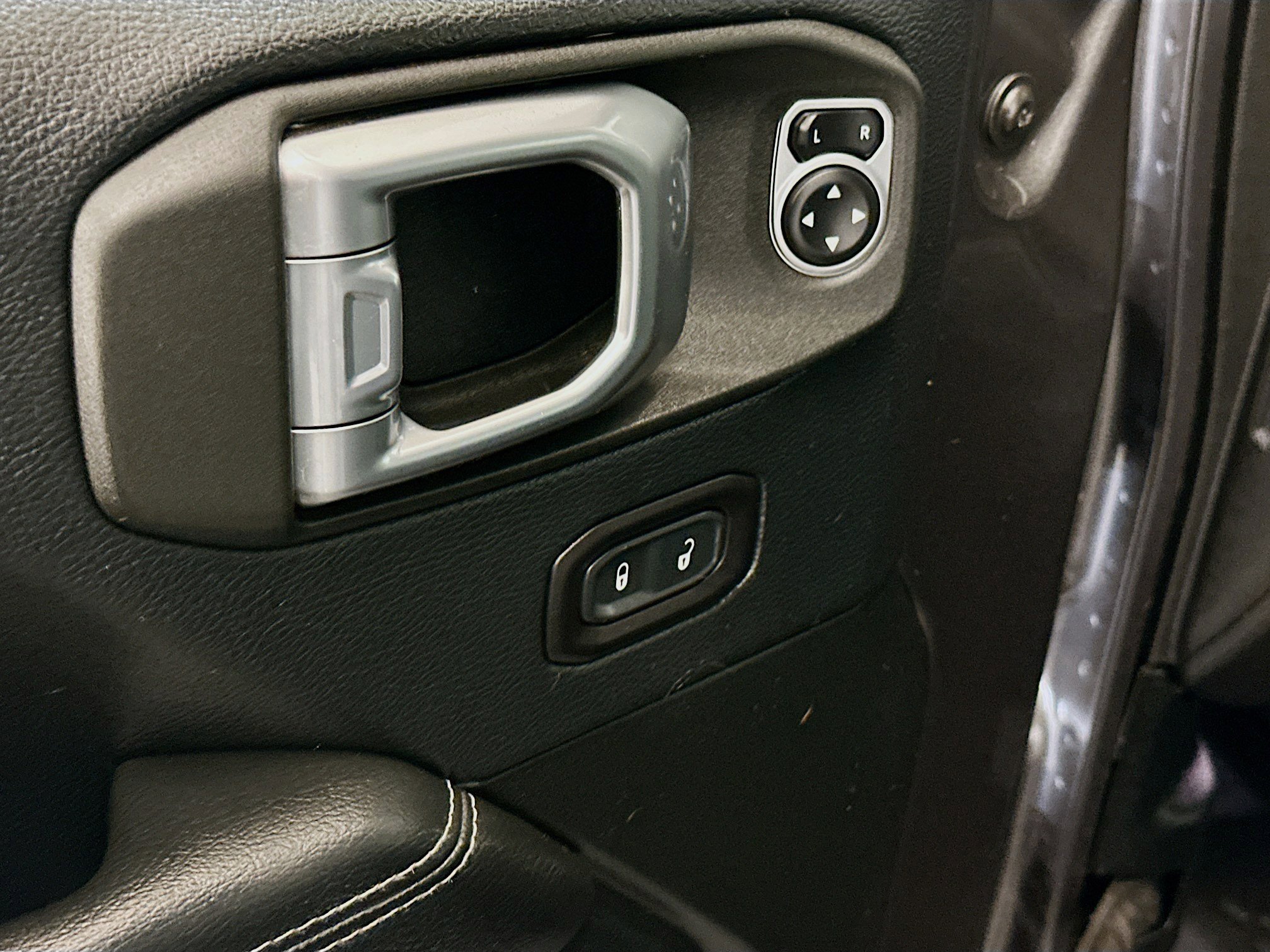 Used 2018 Jeep Wrangler Unlimited Sahara image 15