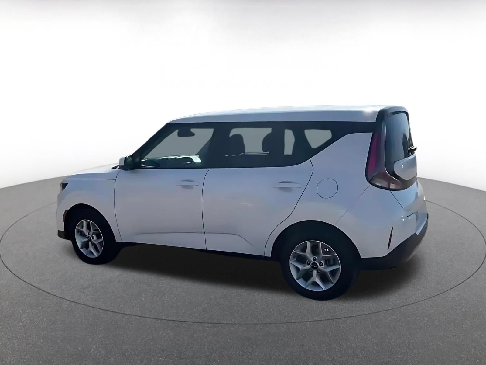 Used 2025 Kia Soul LX w/ LX Technology Package FWD image 9