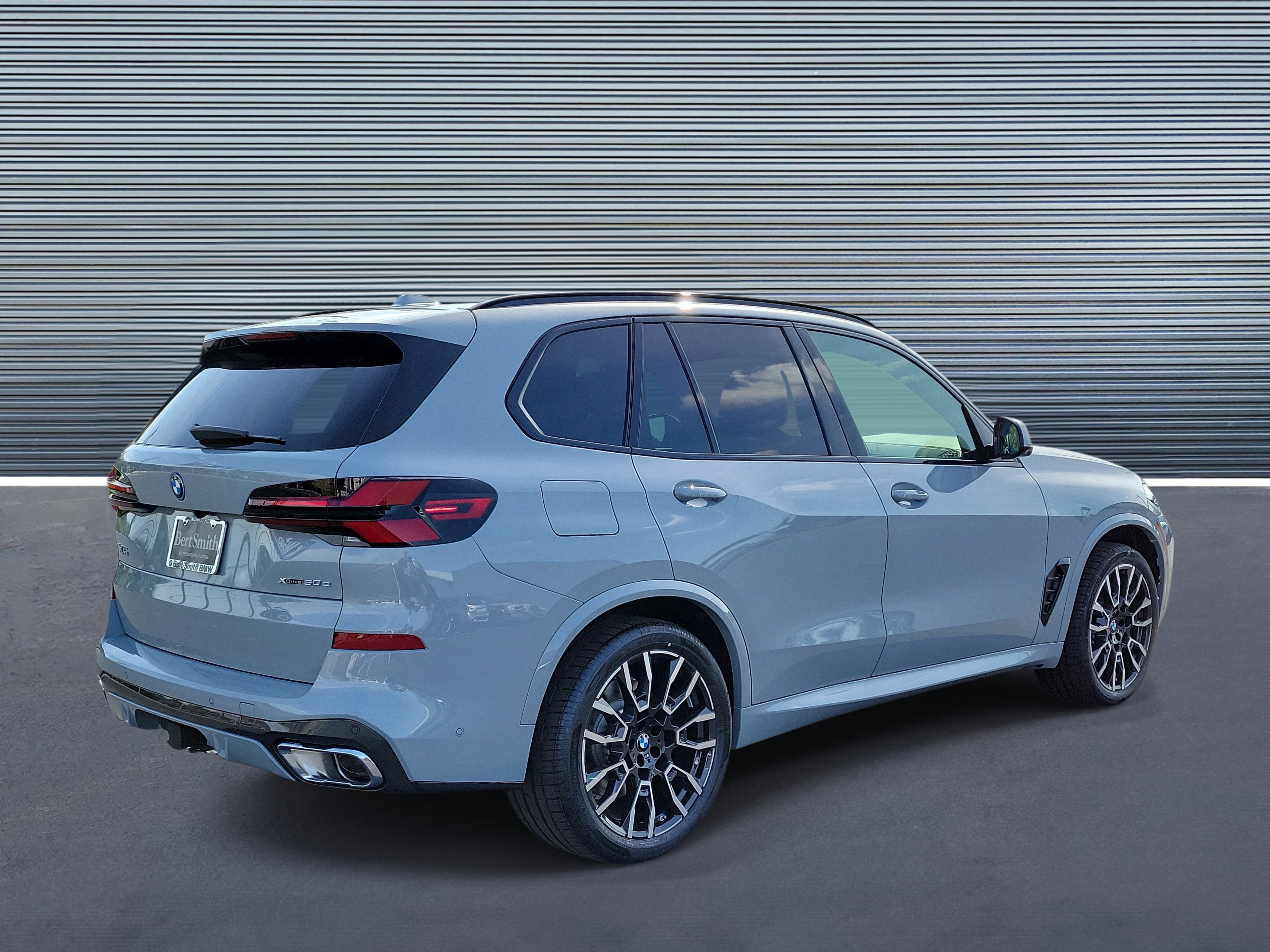 New 2026 BMW X5 xDrive50e w/ M Sport Package image 3