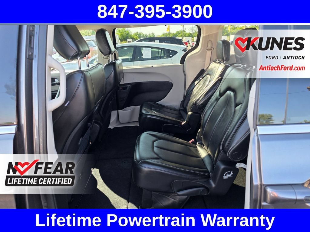 Used 2023 Chrysler Pacifica Touring-L FWD image 19