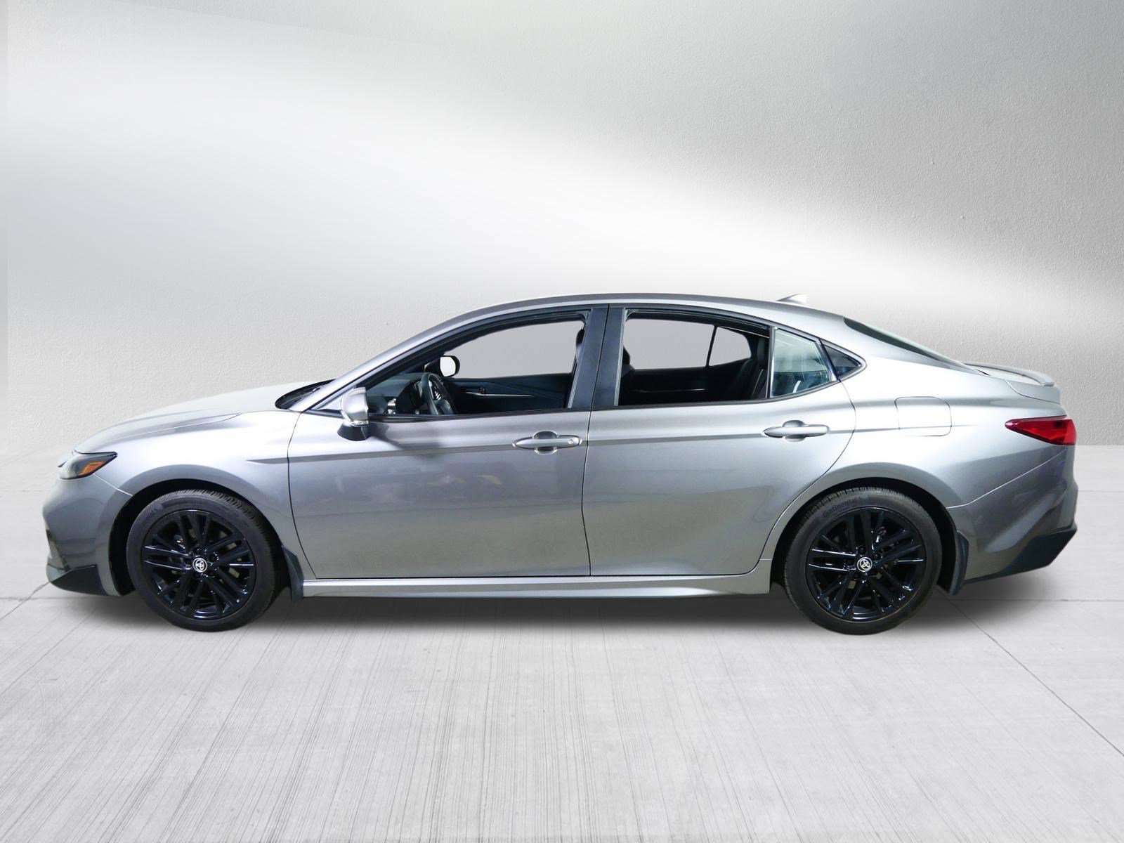 Used 2025 Toyota Camry SE FWD image 4