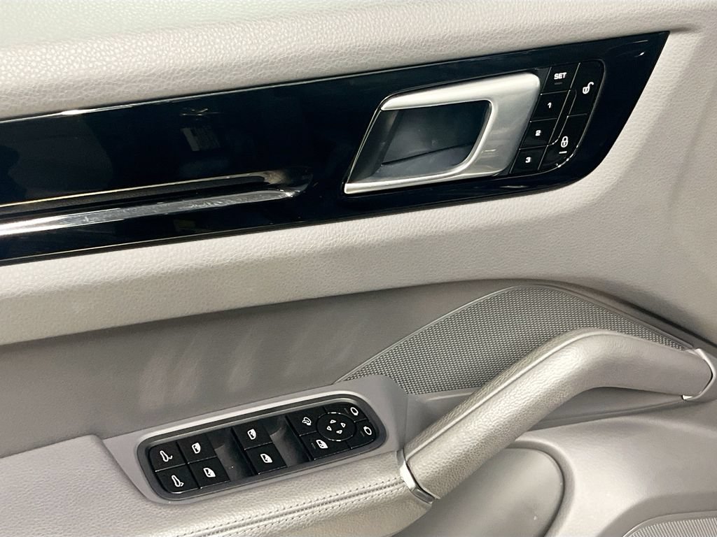 Certified 2019 Porsche Cayenne AWD/4WD image 17