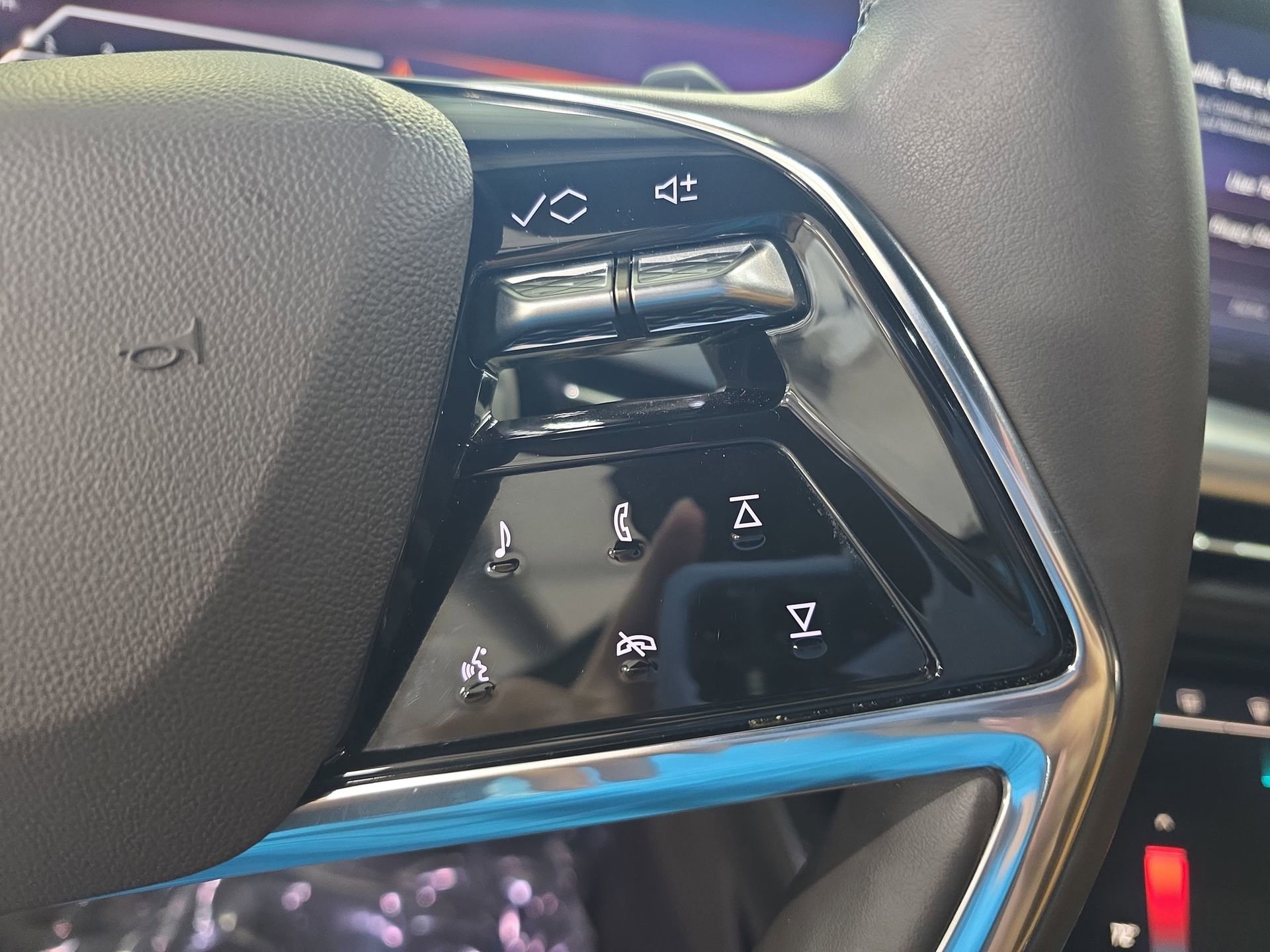 Used 2025 Cadillac Escalade Premium Luxury w/ Touring Package image 18