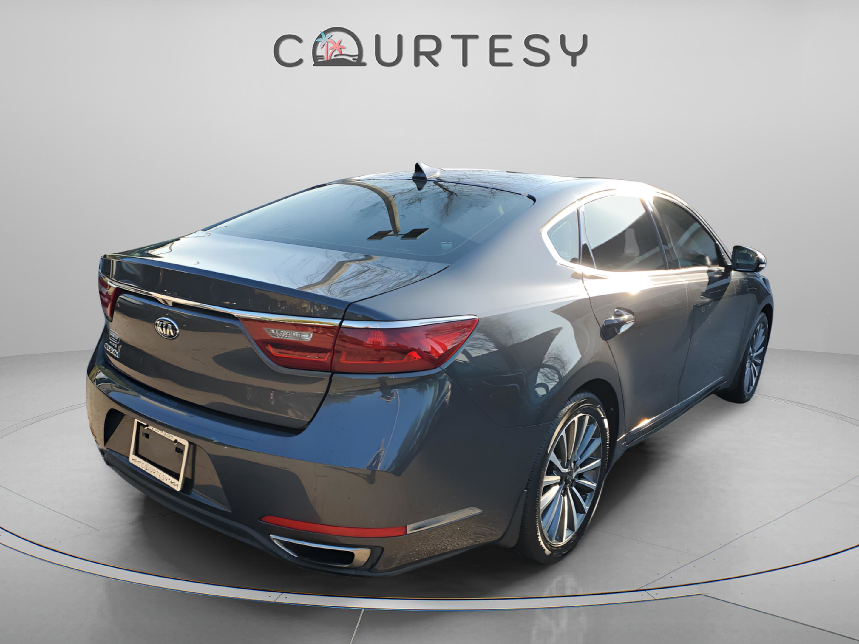 Certified 2018 Kia Cadenza Premium image 3