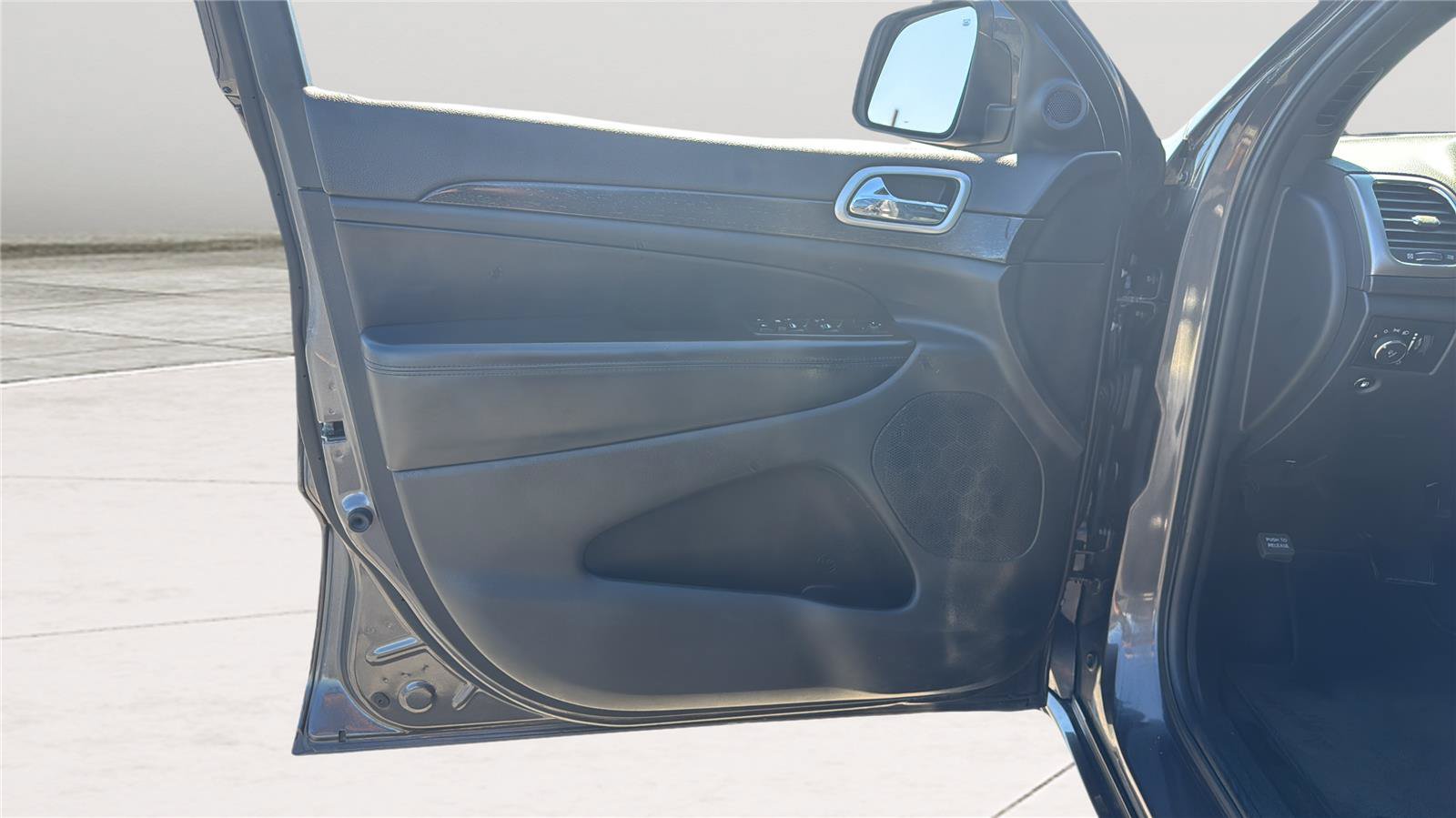 Certified 2018 Jeep Grand Cherokee Altitude AWD/4WD image 17