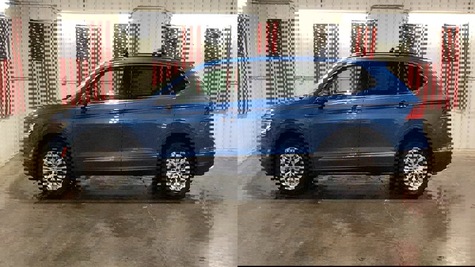 Used 2018 Volkswagen Tiguan SE w/ Panoramic Sunroof Package image 3