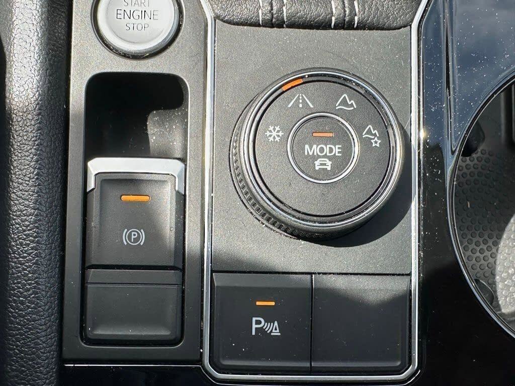 Used 2023 Volkswagen Atlas SEL AWD/4WD image 16