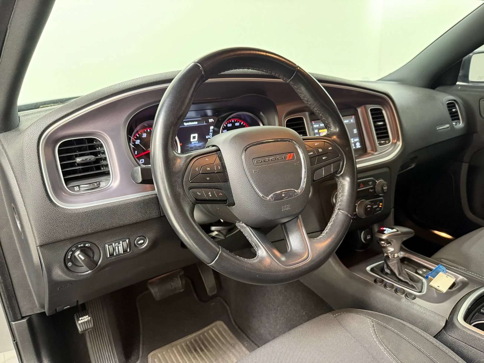 Used 2019 Dodge Charger SXT RWD image 13