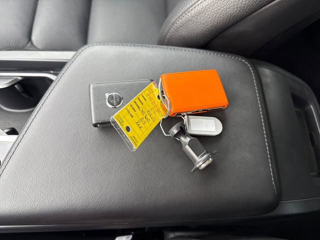 Used 2025 Volvo XC60 B5 Plus image 25