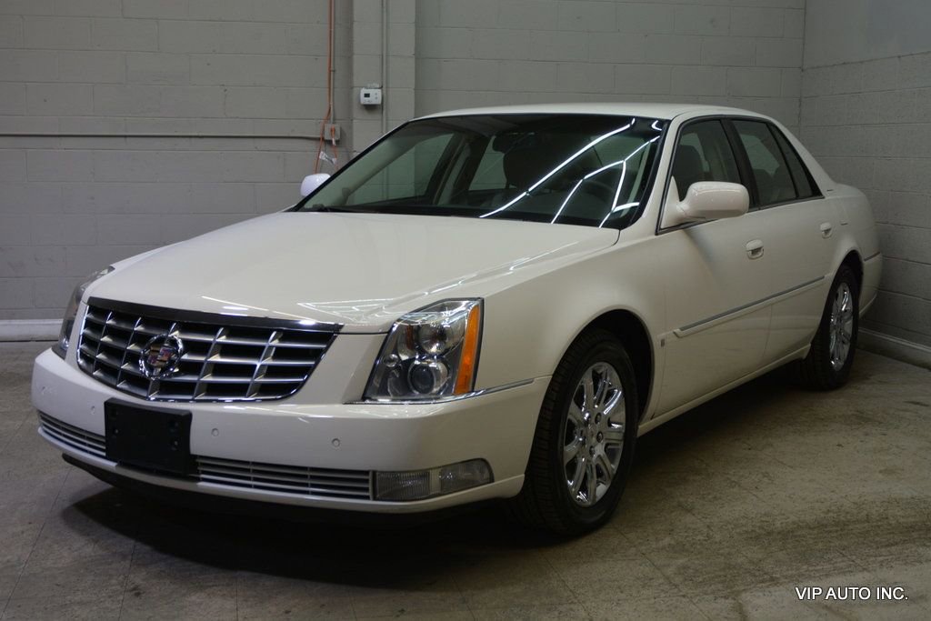 Used 2009 Cadillac DTS w/ Trunk Convenience Package FWD image 2