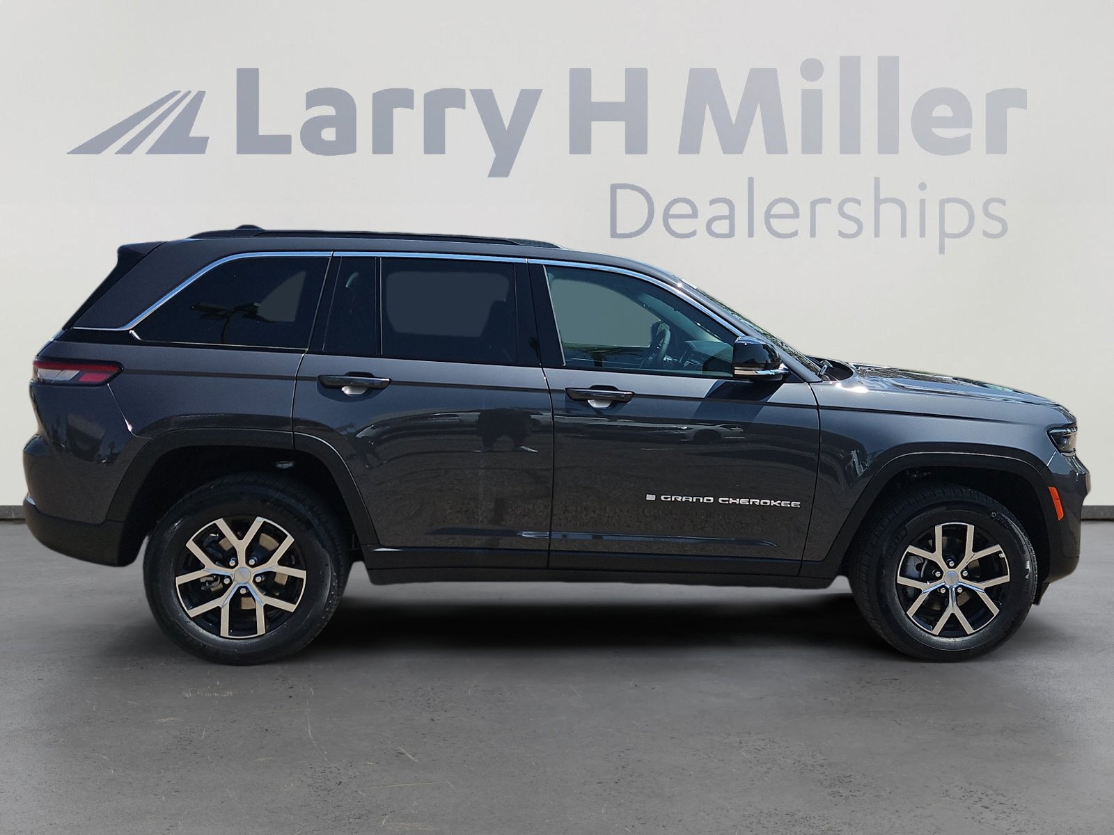 New 2025 Jeep Grand Cherokee Limited w/ Trailer Tow Package image 6