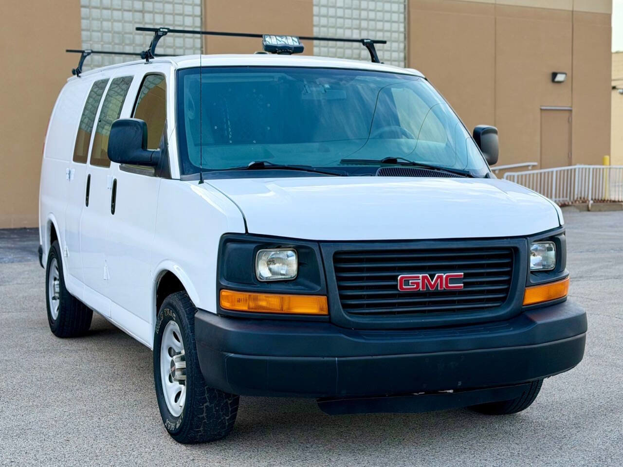 Used 2010 GMC Savana 1500 AWD image 1