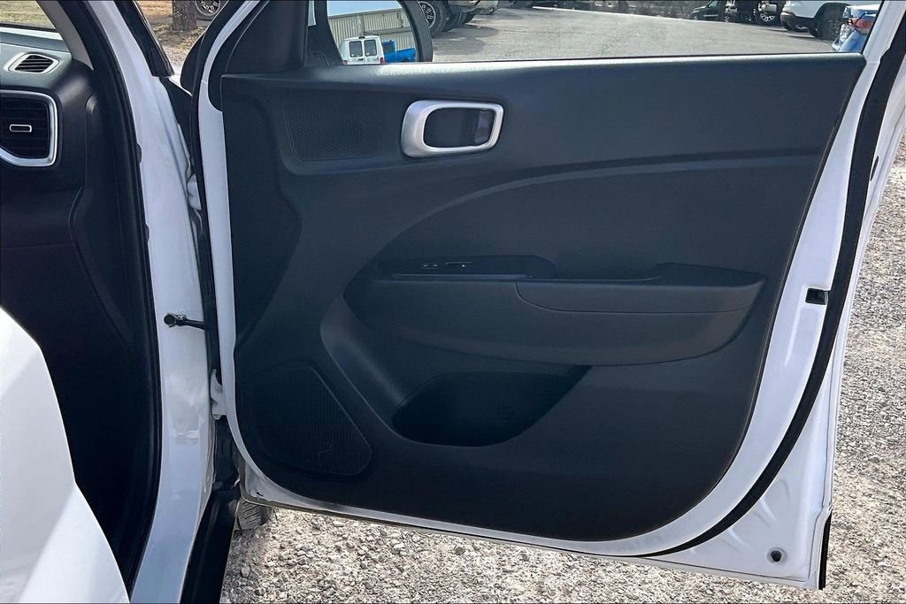 Used 2025 Hyundai Venue SEL image 21