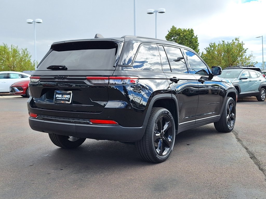 Used 2023 Jeep Grand Cherokee Altitude AWD/4WD image 3